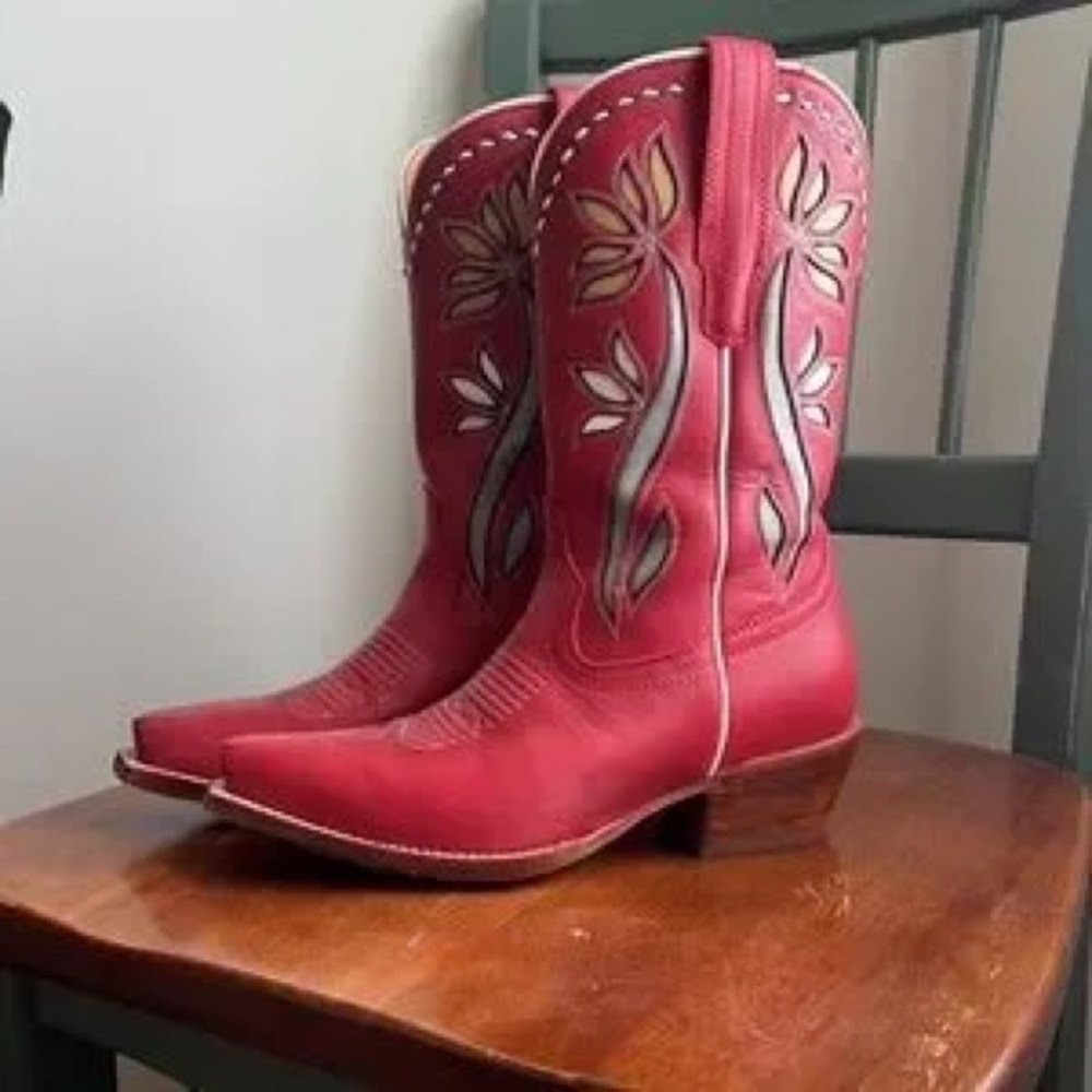 ISO Tecovas Sadie Cherry Bloom size 6.5